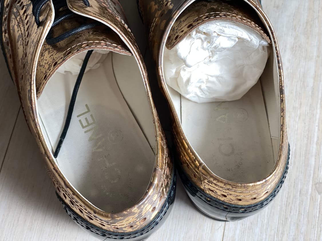 샤넬  골드&블랙 페이던트 옥스포드 슈즈. 37.5size 상품이미지7