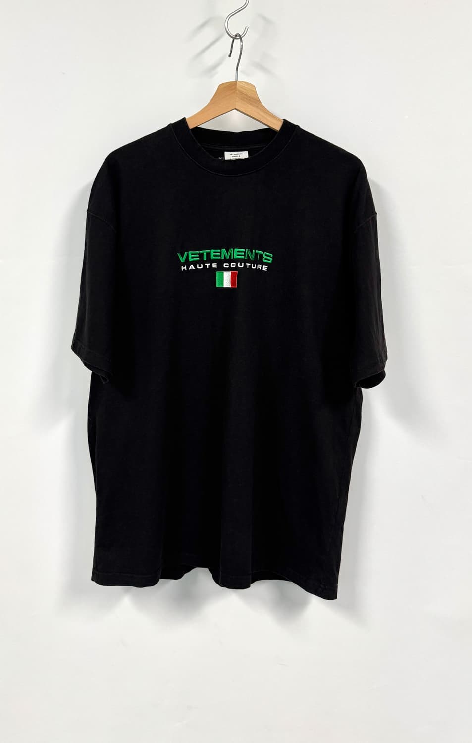 VETEMENTS 베트멍 이탈리아 오뜨꾸뛰르 그린컬러 자수로고 블랙 티셔 상품이미지1