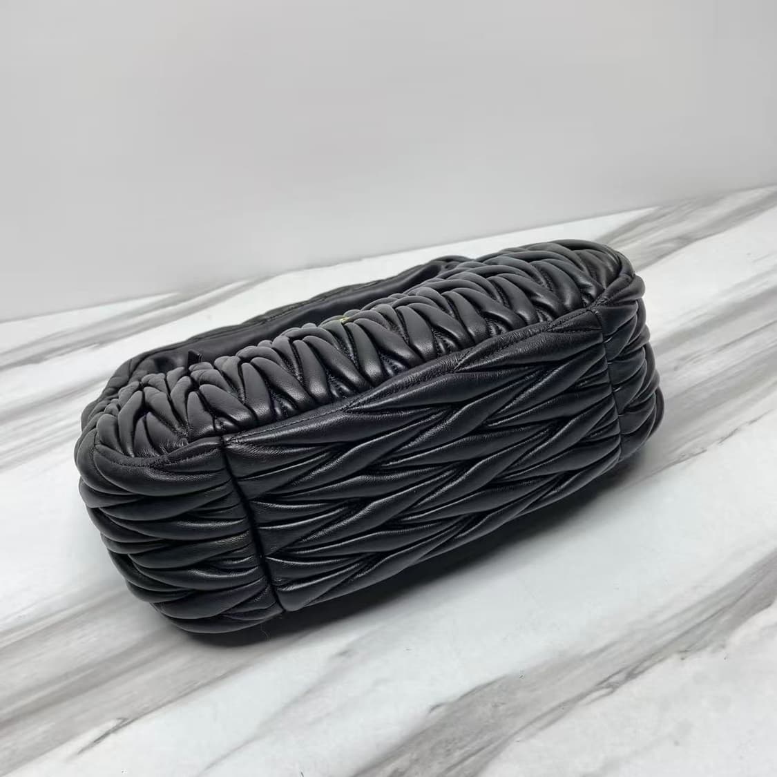 미우 미우 완더 마테라쎄 나파 레더 호보백 블랙 상품이미지4