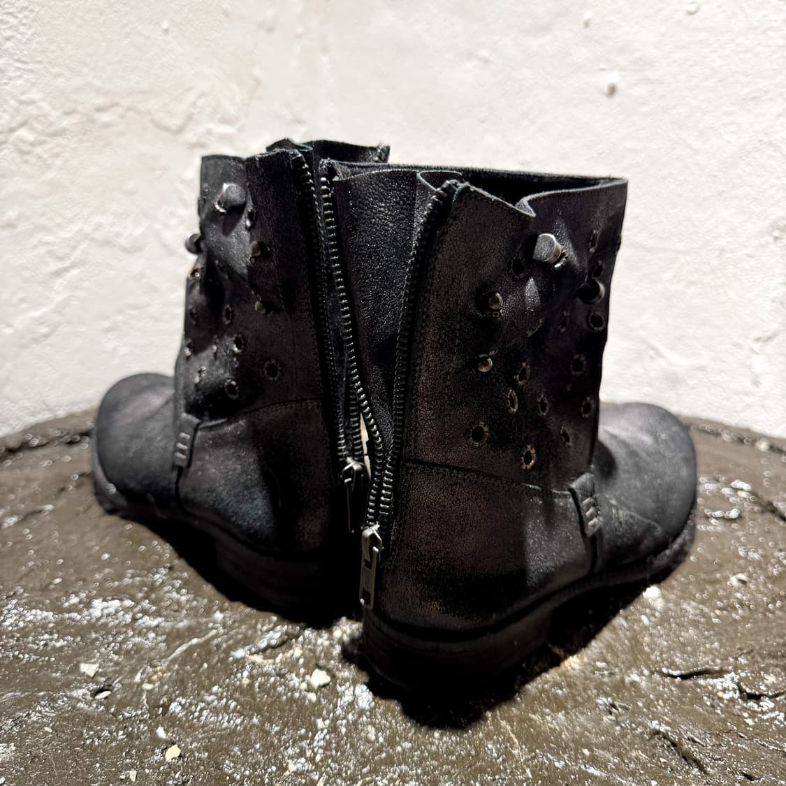 KHRIO – Distressed Eyelet Mid Boots 상품이미지5