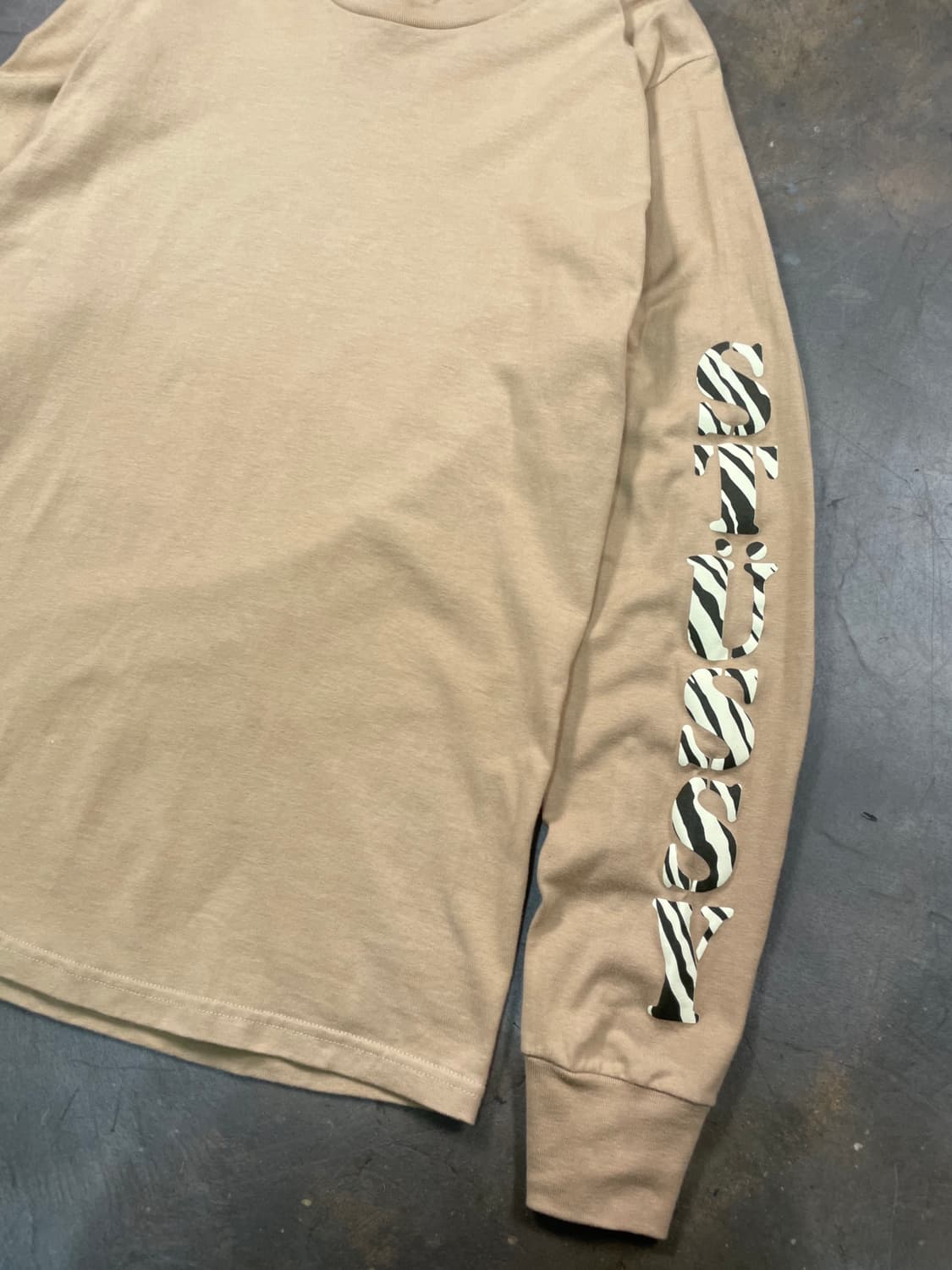 스투시 암 레터링 롱 슬리브 티셔츠 상품이미지3