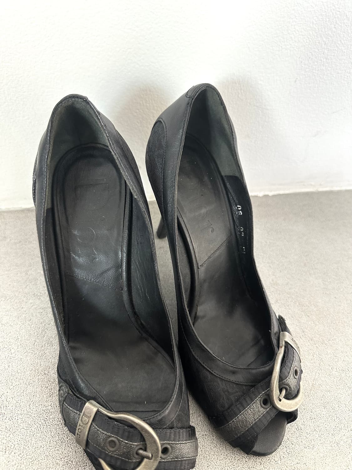 디올 존갈리아노 블랙 오블리크 버클 힐 상품이미지6