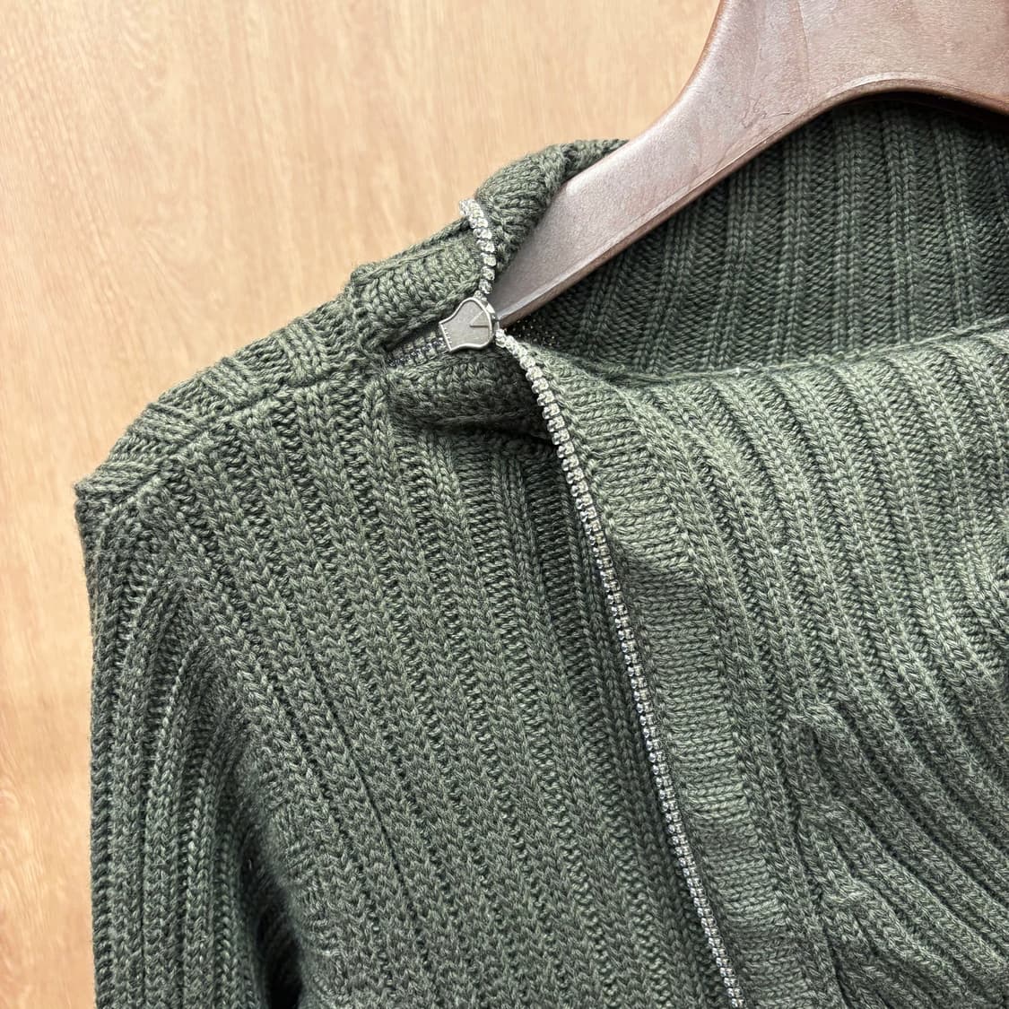 막스앤코 슬림핏 긴팔 골지 니트 비대칭 넥 플랩 카라 지퍼 디테일 카키 상품이미지6