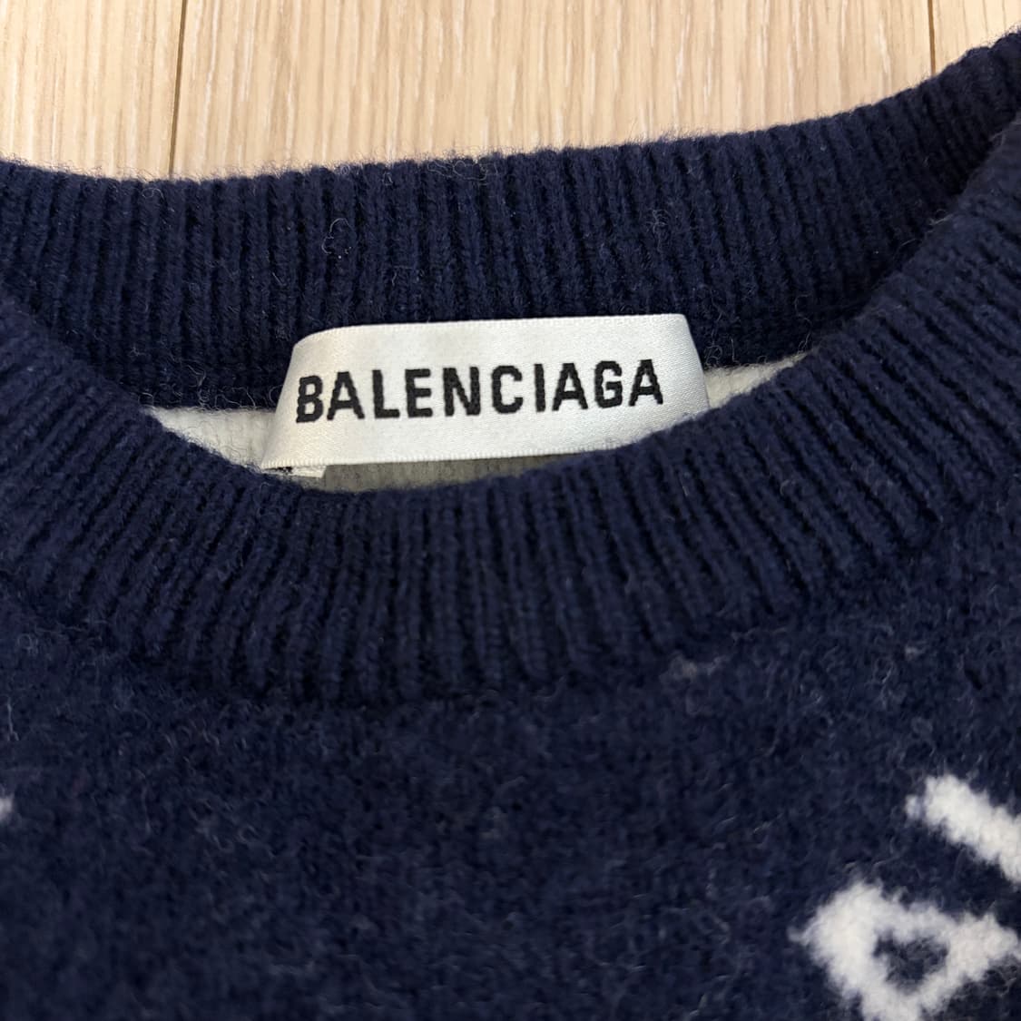 백화점 정품(W)발렌시아가 올오버 멀티로고 크롭 숏 니트 상품이미지3