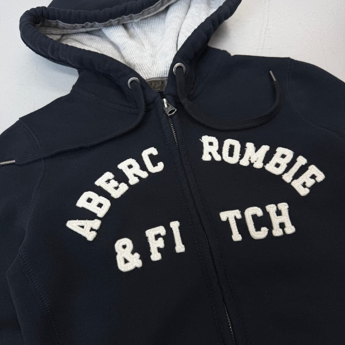아베크롬비 Y2K 딱붙 아치로고 후드집업 블랙 상품이미지3