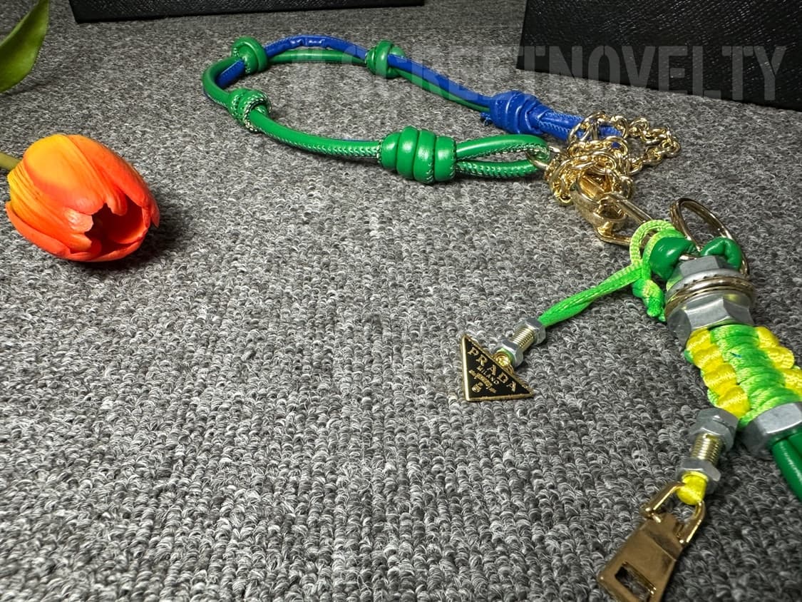 프라다 로봇 백참 그린 상품이미지1