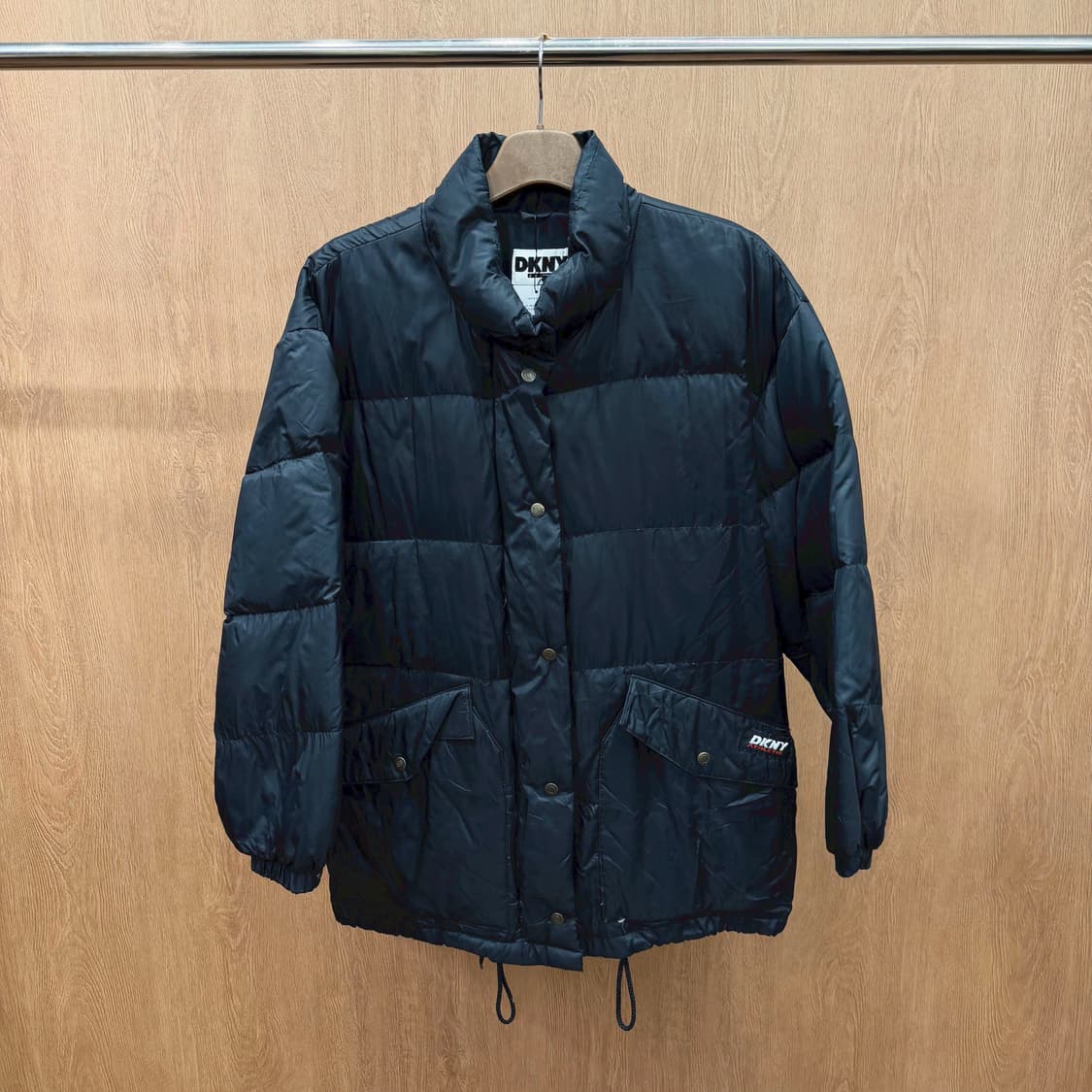 도나카란 뉴욕 진스 하이넥 다운 패딩 자켓 로고 패치 스트링 디테일 블랙 상품이미지2