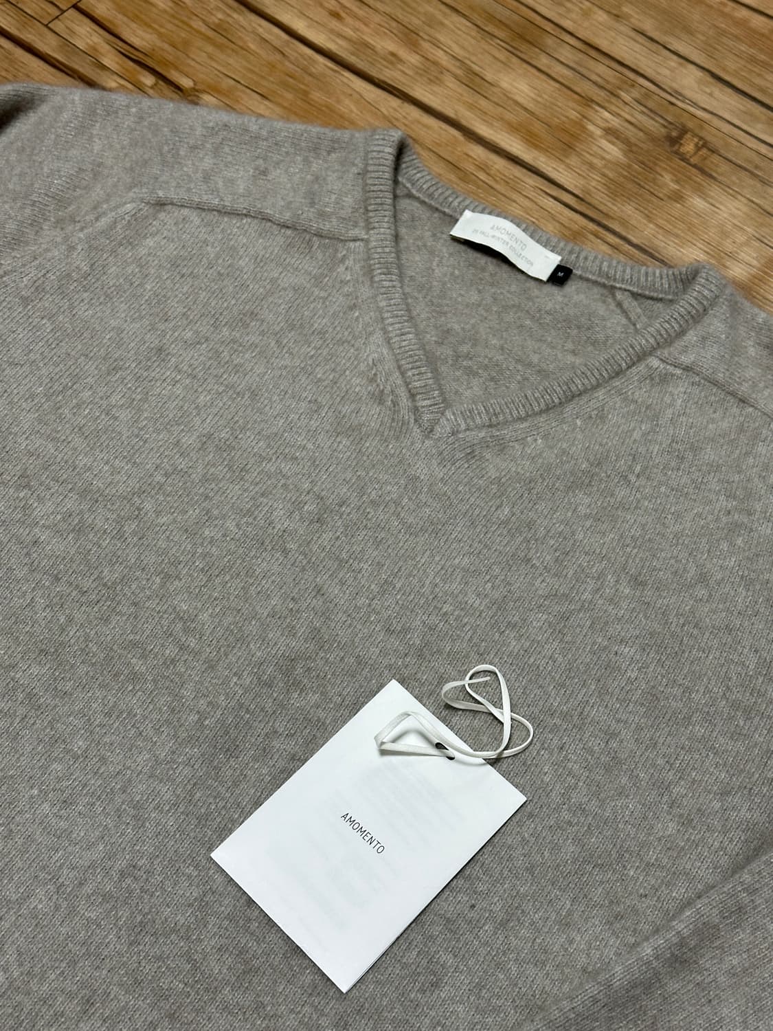 아모멘토 라쿤 브이넥 니트 베이지 M사이즈 판매 상품이미지4