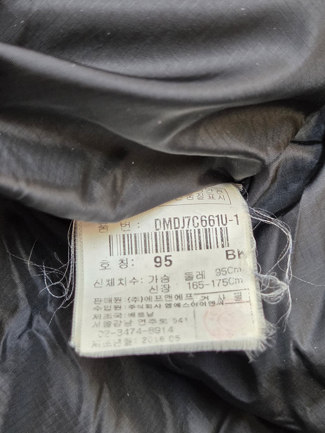 디스커버리 익스페디션 남성 블랙 패딩 95사이즈입니다. 후드에 털이 달려 상품이미지5
