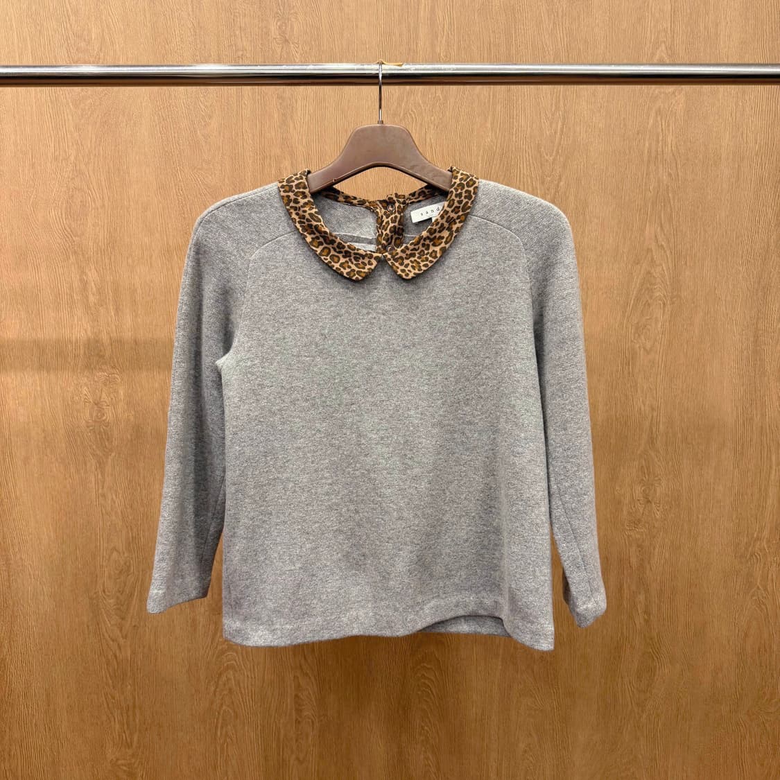 산드로 긴팔 티셔츠 레오파드 카라 배색 백버튼 디테일 그레이 상품이미지2