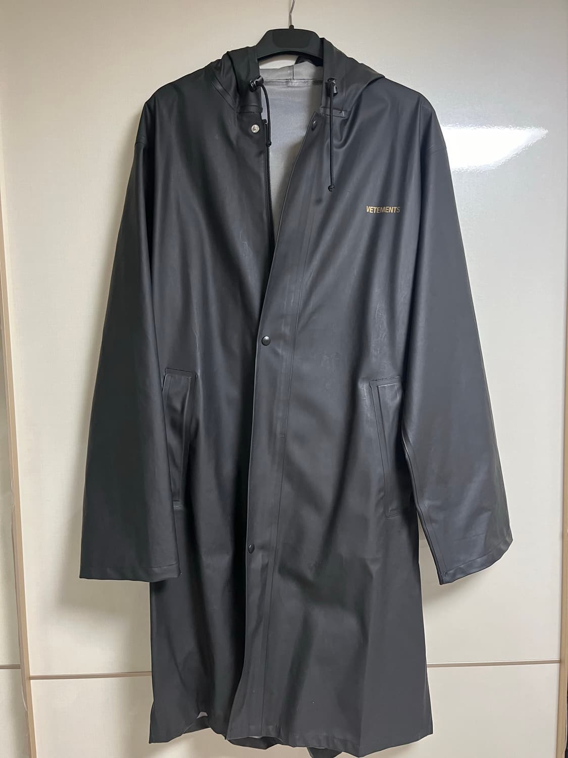 [VETEMENTS] 베트멍 네이비 로고 바람막이 레인코트 상품이미지3