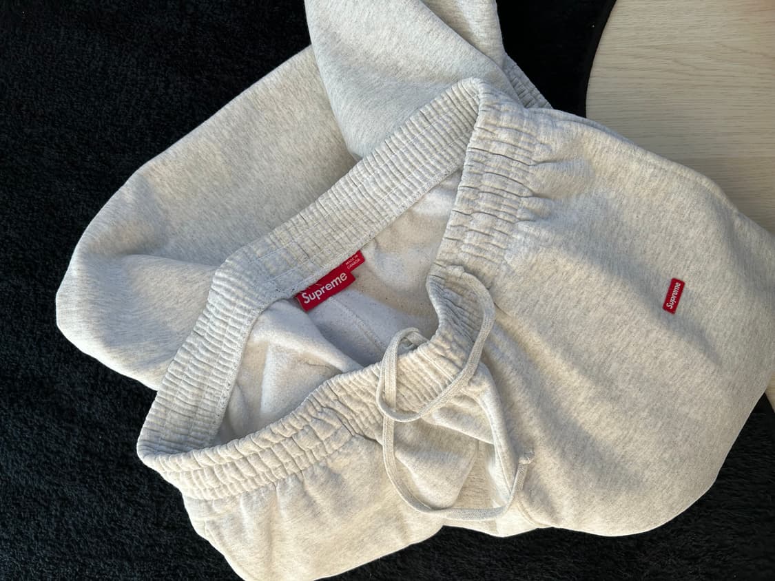 슈프림 스몰 박스 스웨트팬츠 애쉬 그레이 - 24FW 상품이미지3