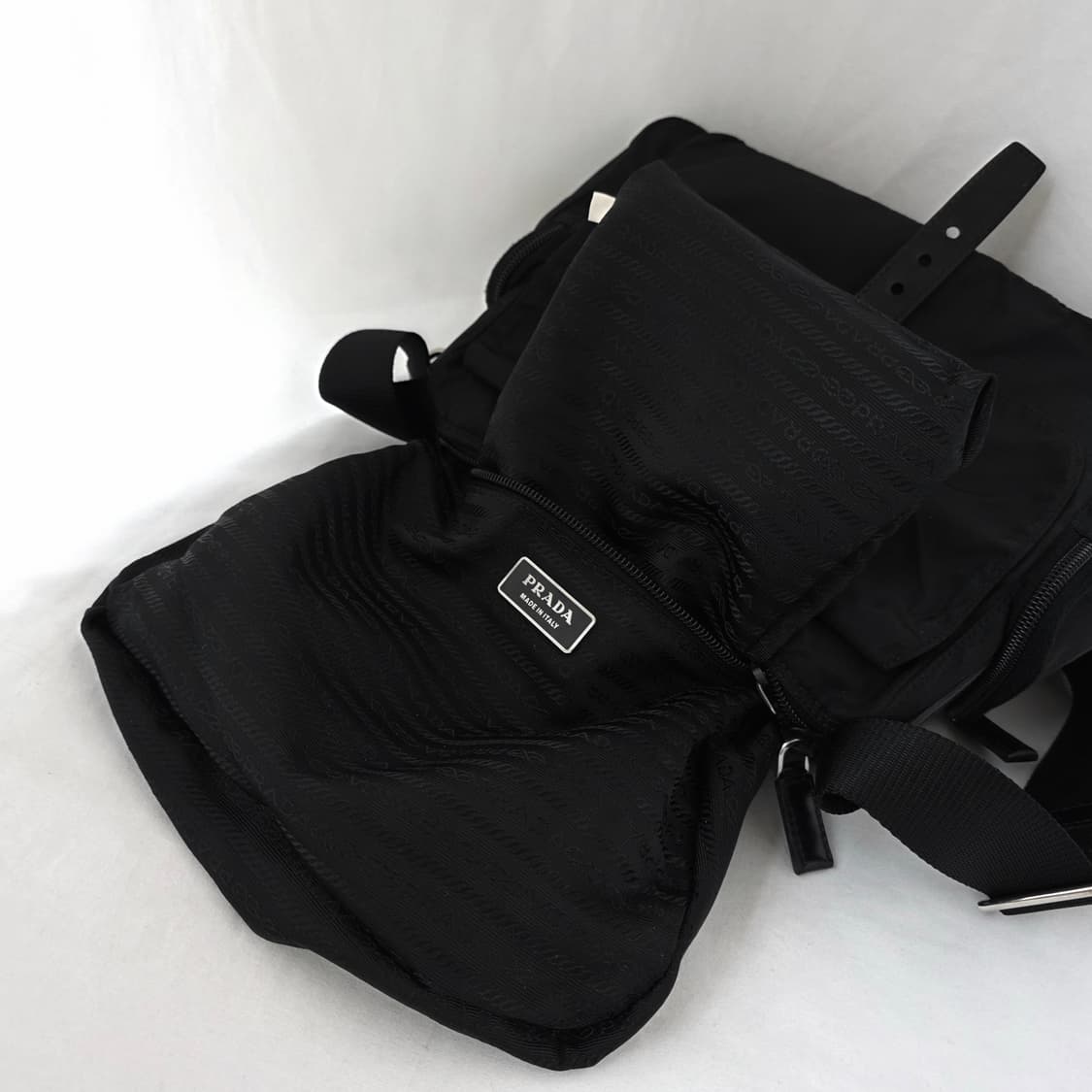 [정품 PRADA] 프라다 사이드 투포켓 나일론 크로스백 남녀공용 상품이미지8