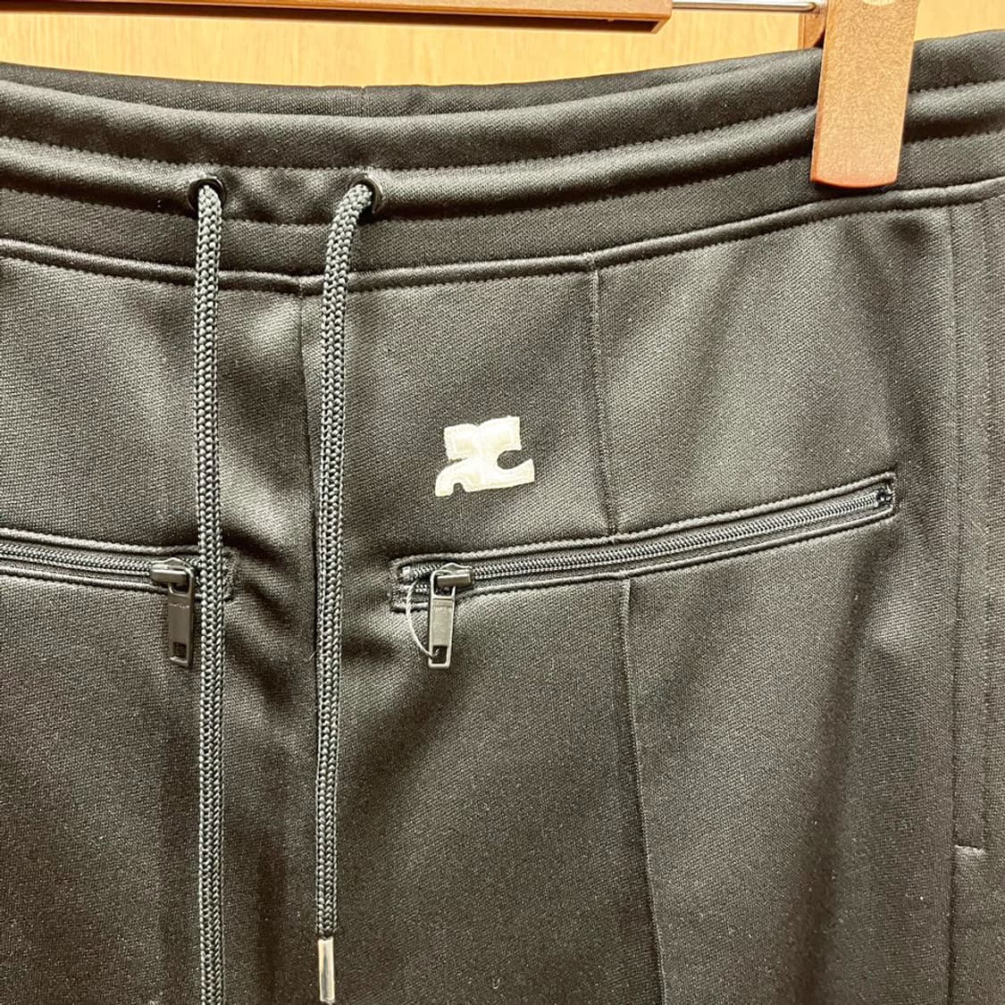 꾸레쥬 트레이닝 팬츠 로고 자수 지퍼 포켓 밴딩 디테일 부츠컷 블랙 상품이미지6