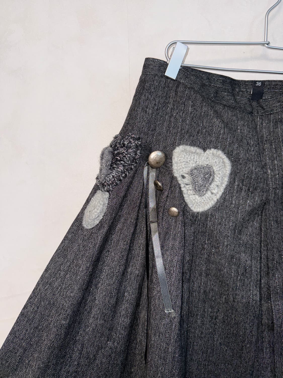 Charcoal heart knit patch wool pleats sk 상품이미지4
