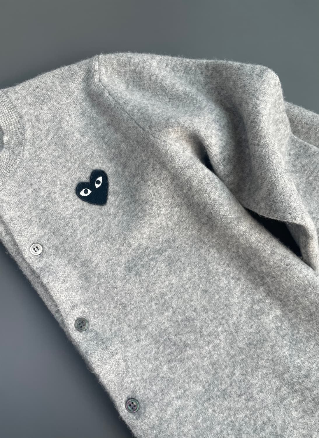 [L] 꼼데가르송 여성 블랙 와펜 자수 울 가디건 상품이미지5