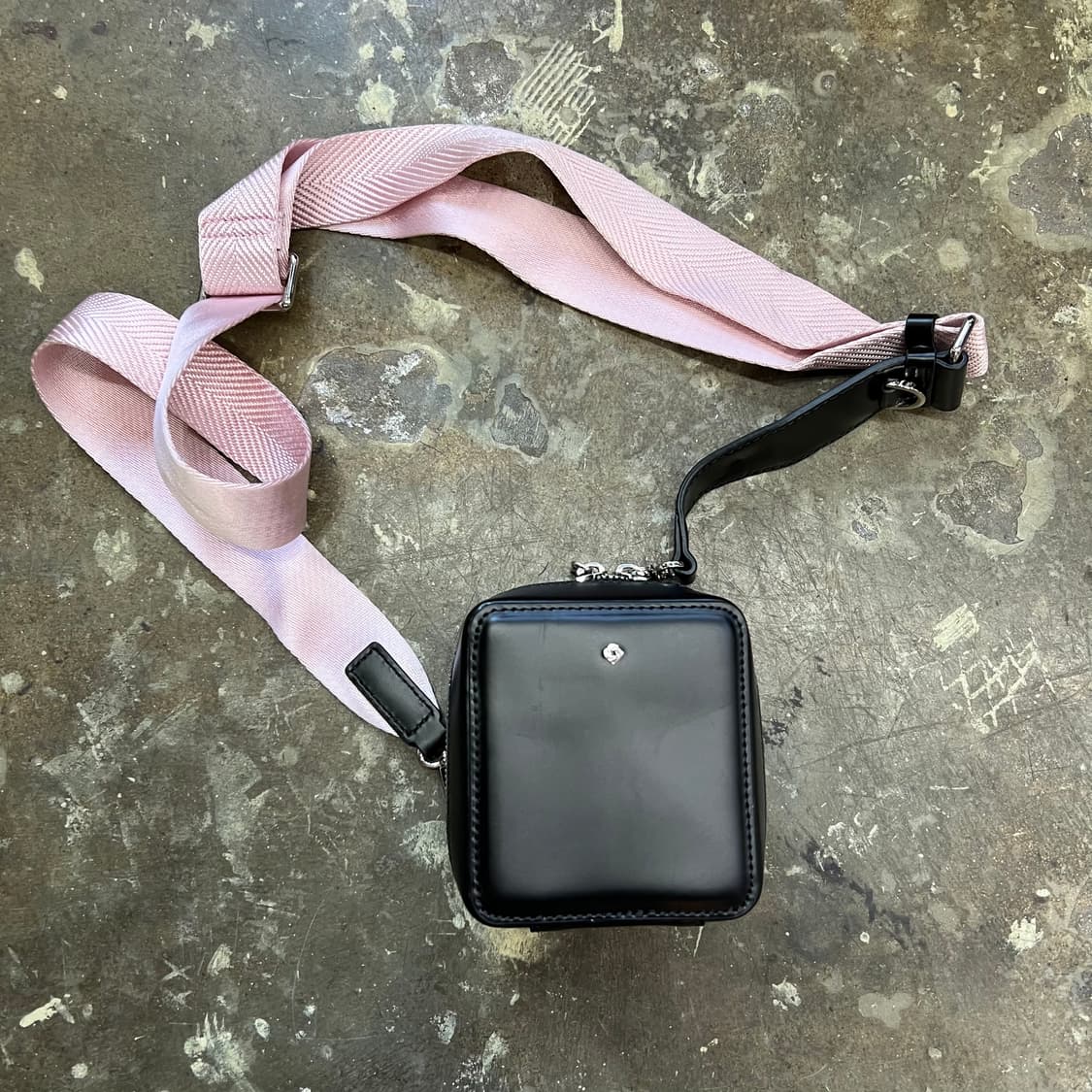 샘소나이트 블랙 미니 크로스백 핑크 스트랩 상품이미지1