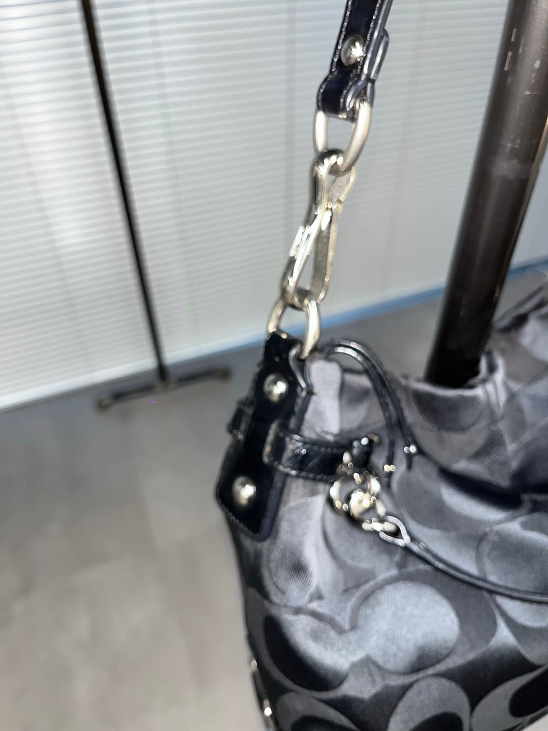 Coach Black Square Shoulder Bag 상품이미지4