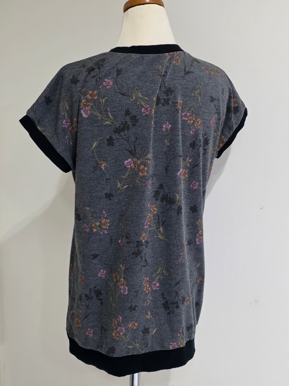 4000원빈티지)플로럴 오리엔탈 보헤미안 모리걸 그레이x블랙 꽃무늬 반팔 상품이미지4