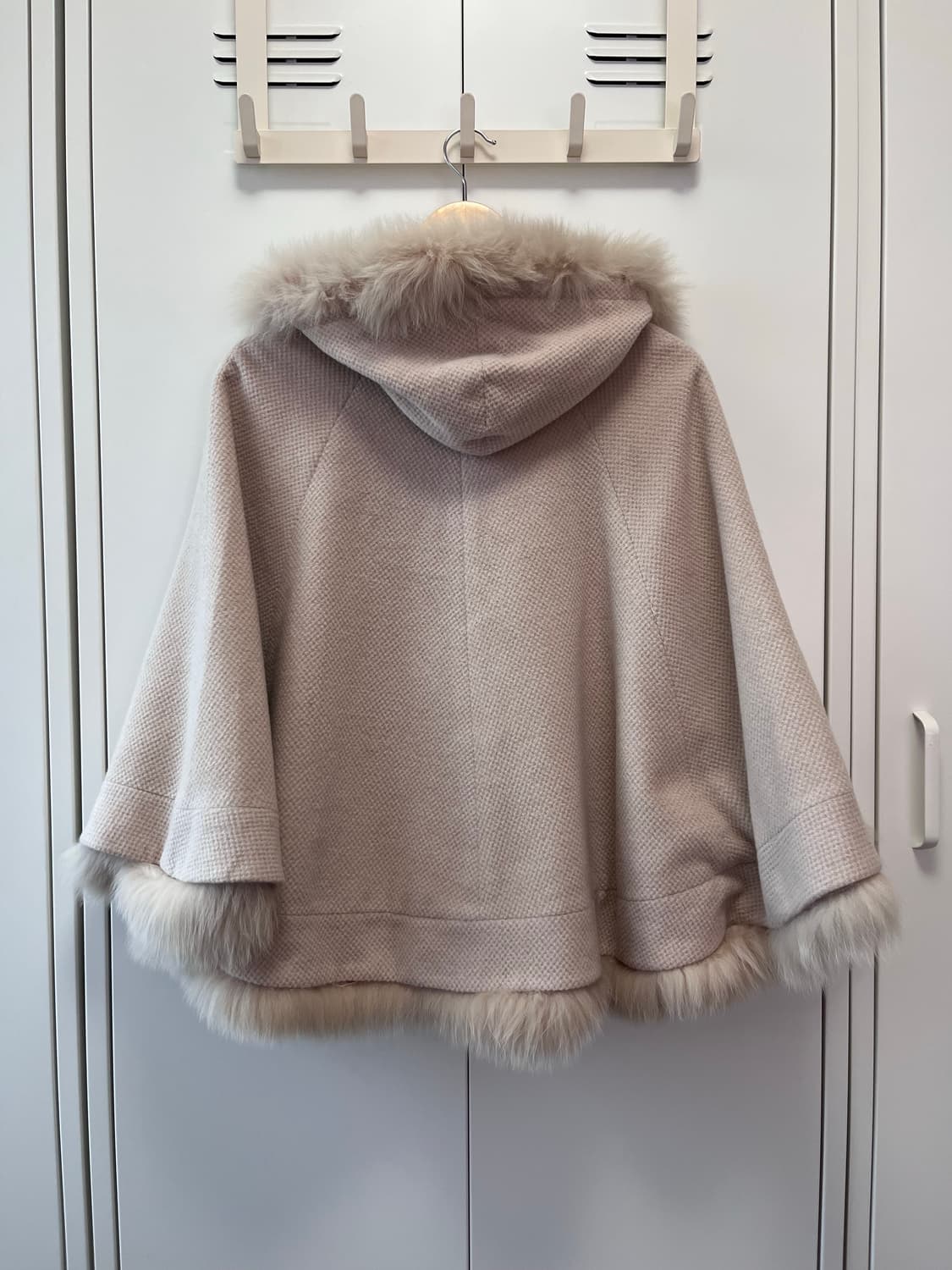 Cara 핑크베이즈 퍼 케이프 코트 상품이미지10