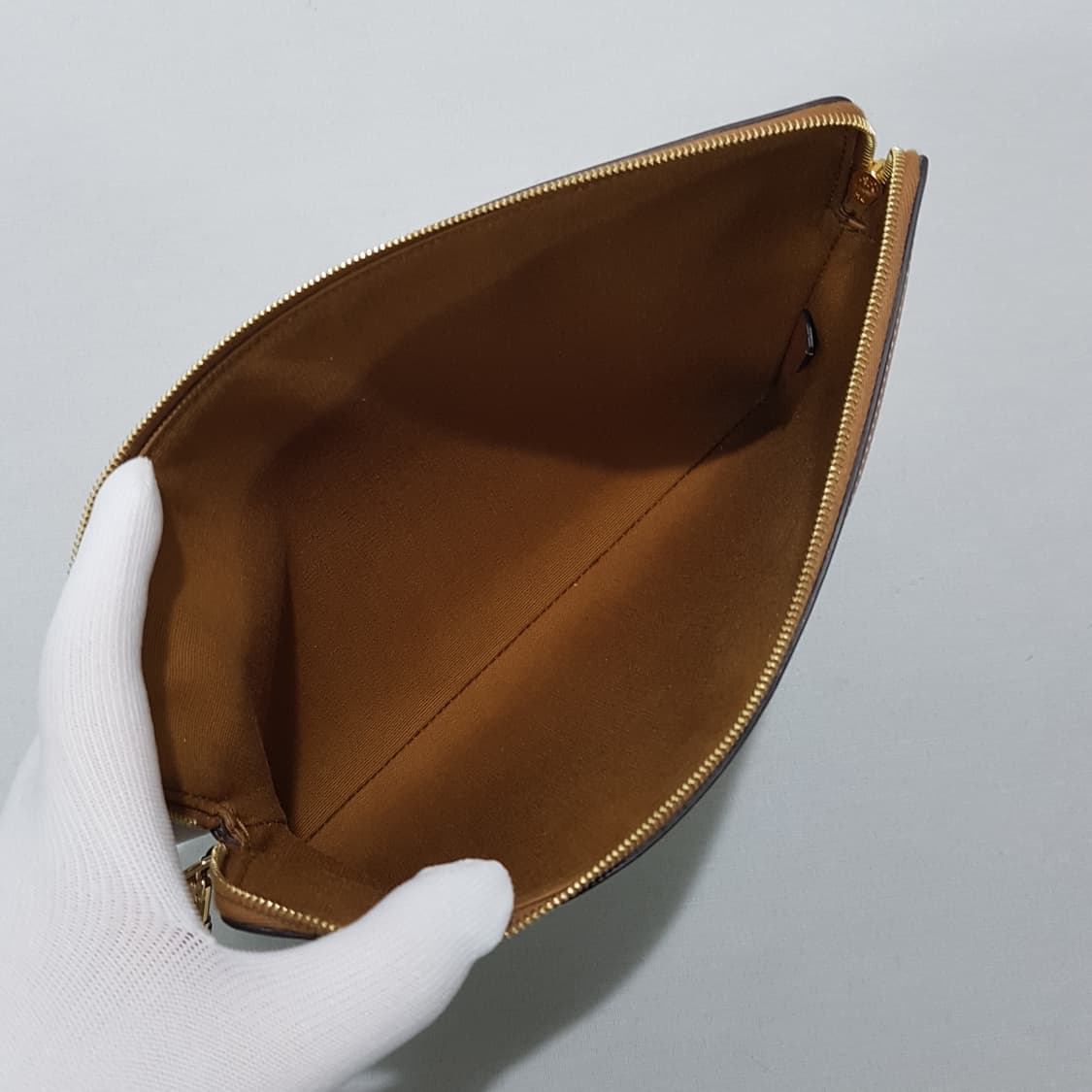 셀린느 스몰 퀴르 트리옹프 스트랩 파우치 상품이미지9