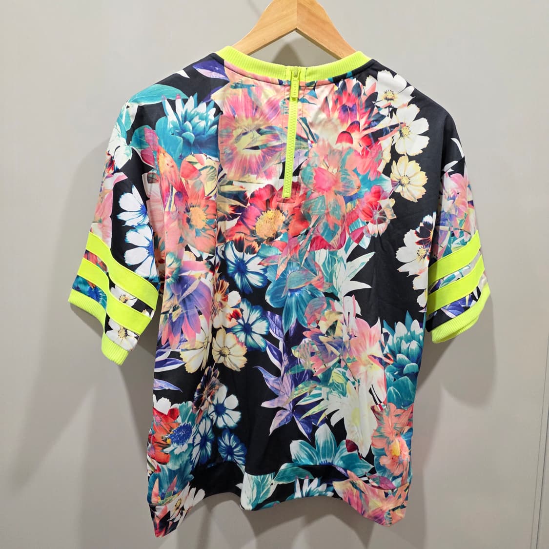 쥬시꾸뛰르 스포츠 플라워 스터드 반팔 티셔츠 상품이미지6