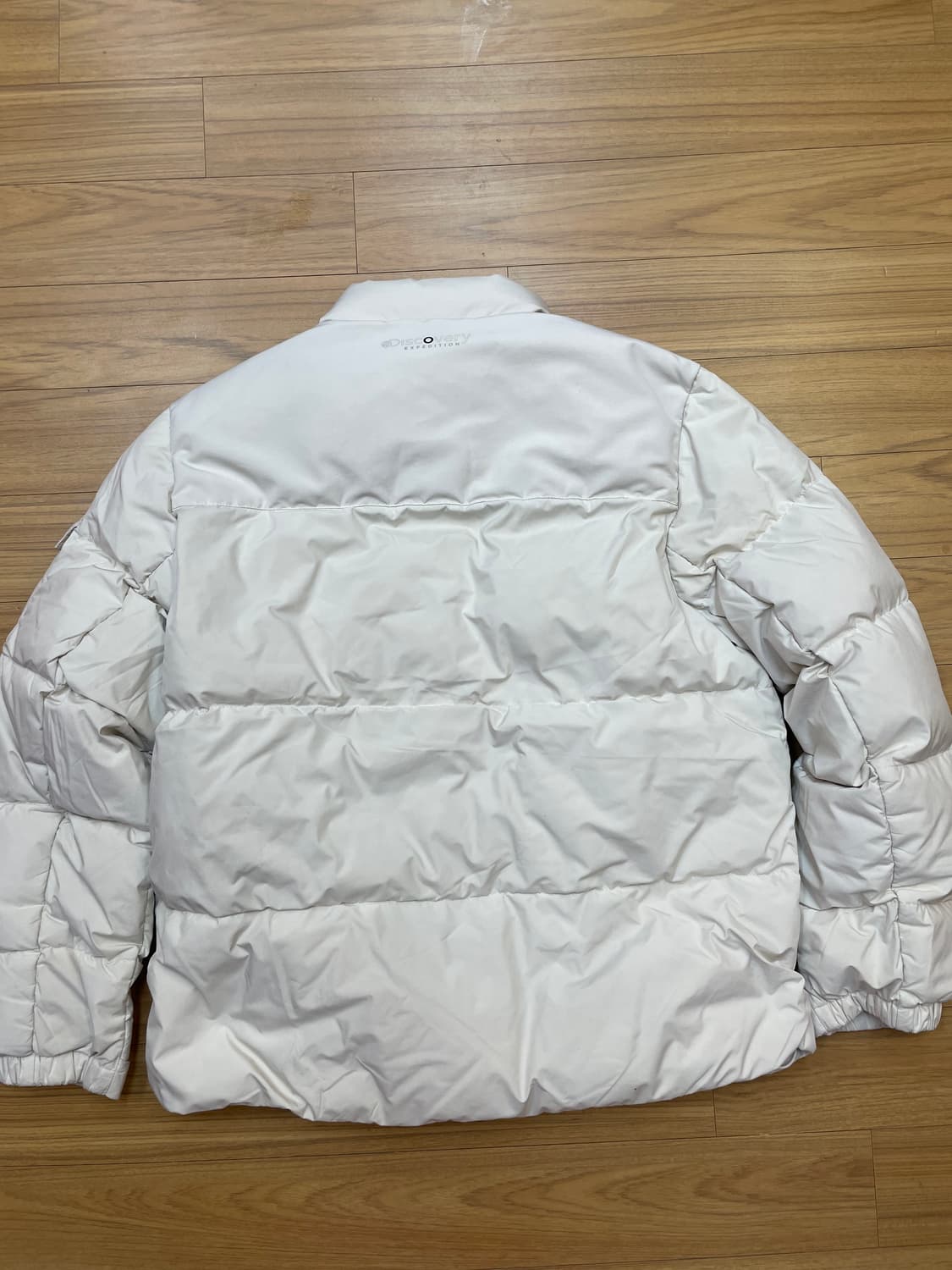 디스커버리 남성 숏패딩 아이보리 색상입니다. 사이즈는 100이고, 하자  상품이미지3