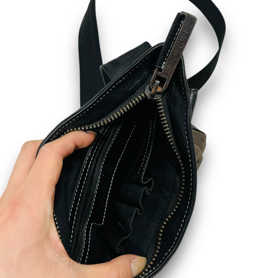 캘빈 클라인 소가죽 디테일 메신저 크로스백 상품이미지6
