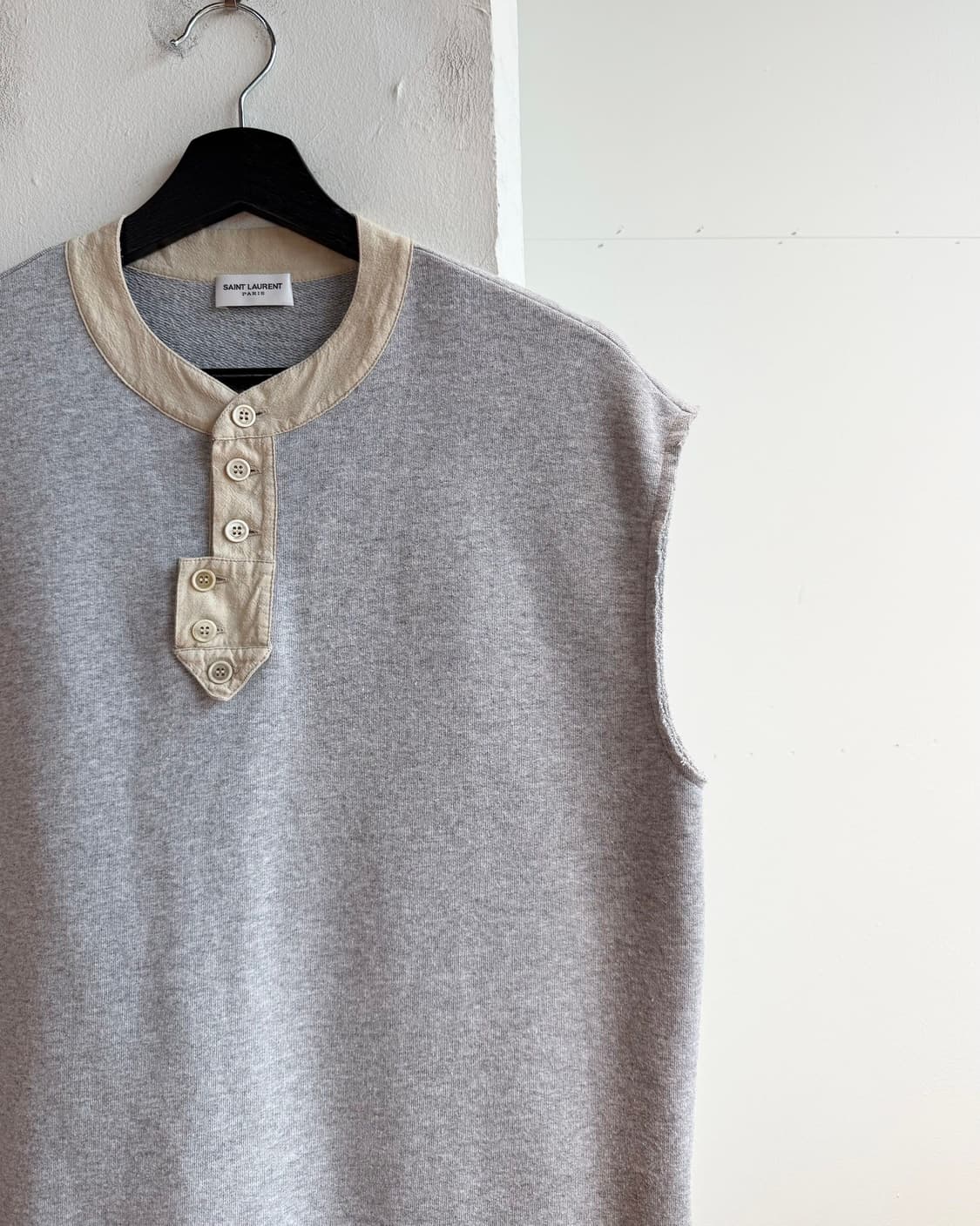 생로랑 그레이 17s 헨리넥 디스컷팅 슬리브리스 상품이미지4