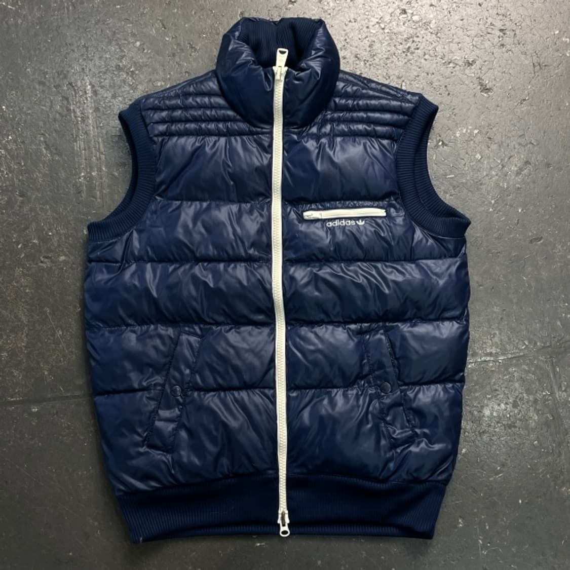 100 아디다스 올드스쿨 경량 패딩조끼  상품이미지1
