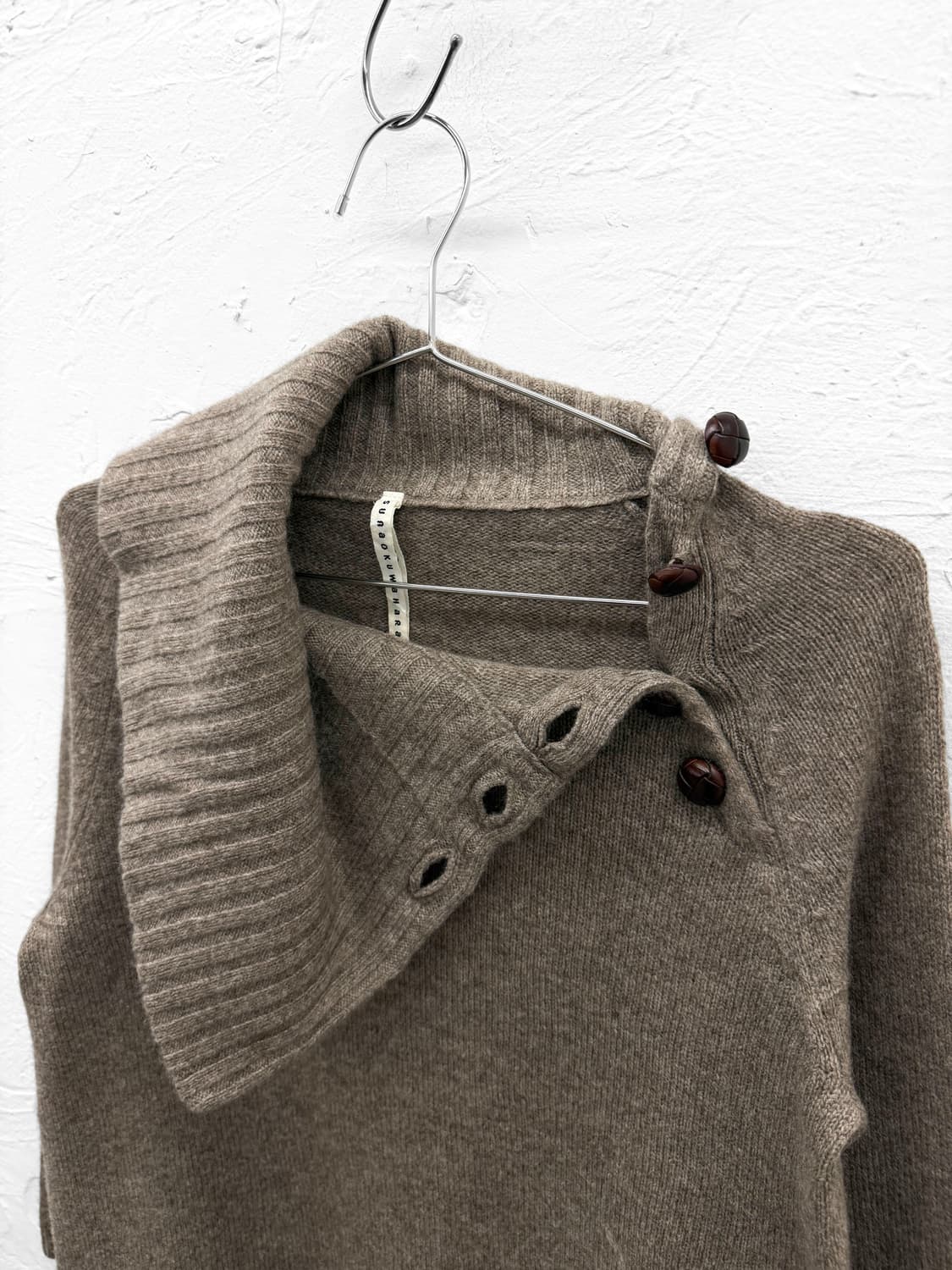 sunao kuwahara 버튼 넥 니트 상품이미지2