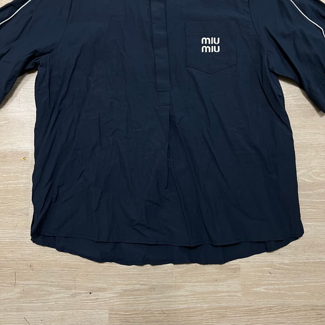 미우미우 여성 자수 로고 사이드 파이핑 반팔 블라우스 [네이비] Free 상품이미지3