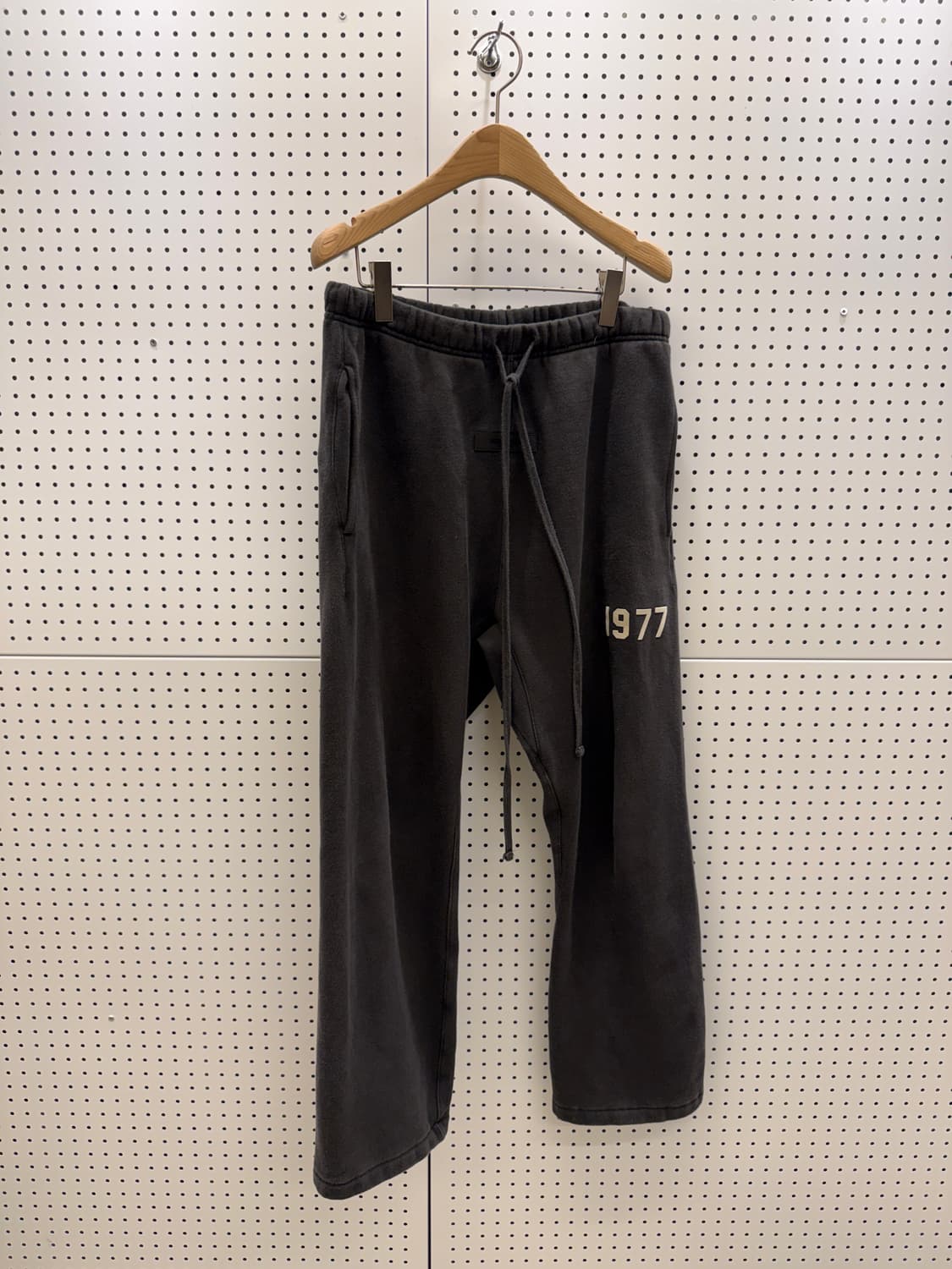 에센셜 1977 로고 스웻팬츠 U1593 상품이미지3