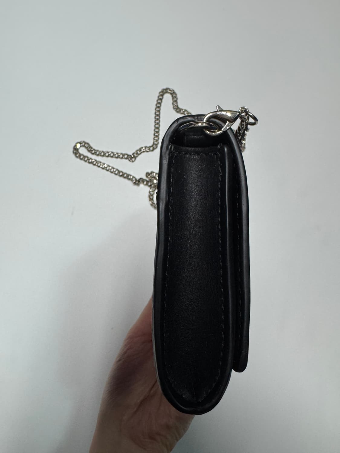 여성 게스 Guess 보석 장식 체인 숄더백 블랙 상품이미지4