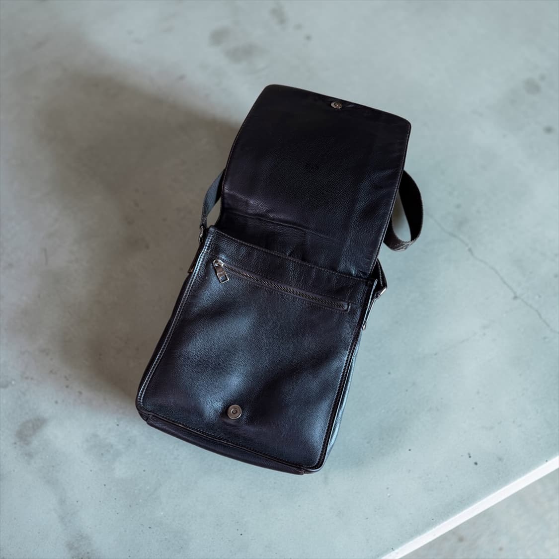 페라가모 레더 로고 크로스백 상품이미지5