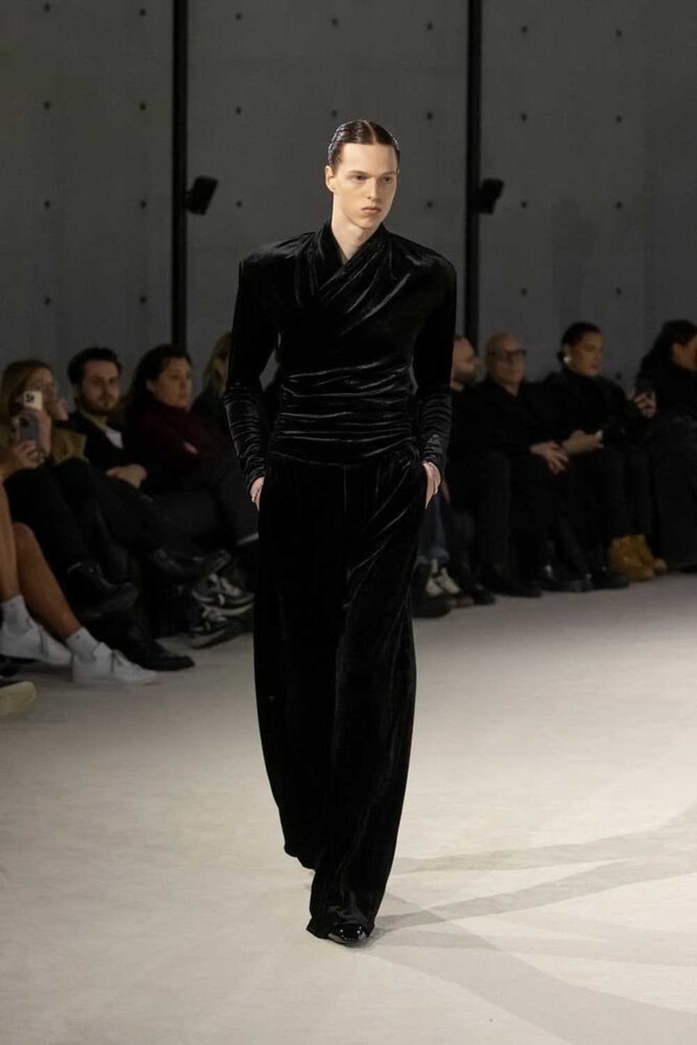 [스키즈 방찬님 착용] 생로랑 23AW 루시드 벨벳 탑 상품이미지1