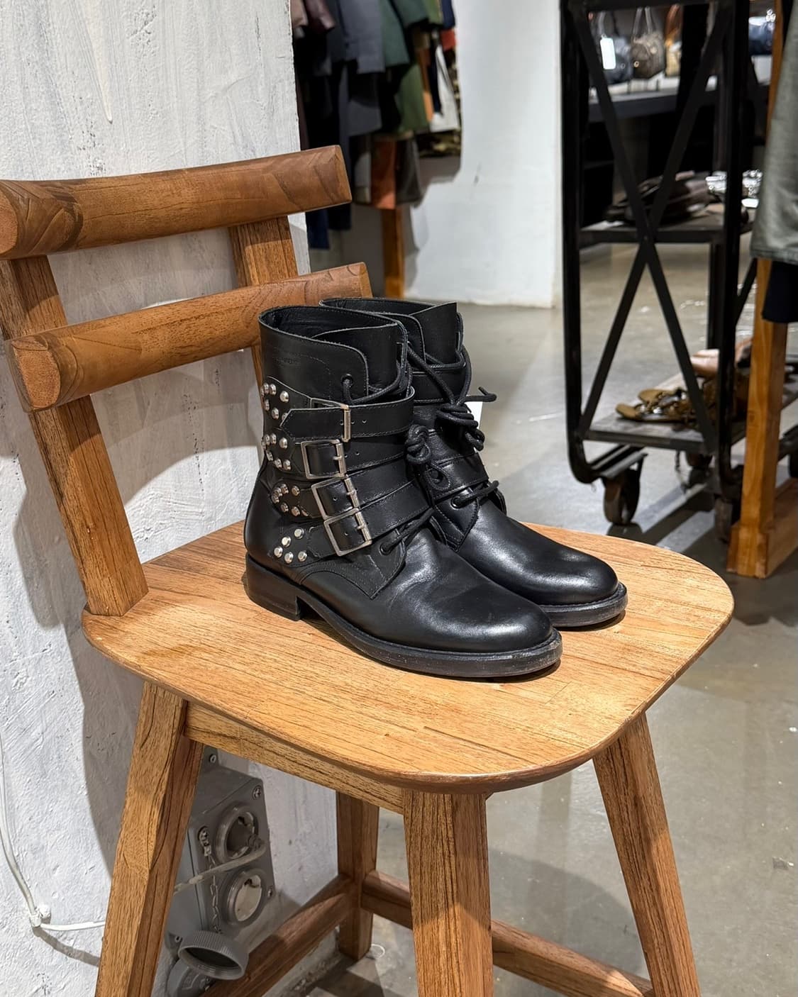 생로랑 블랙 스터드 스트랩 컴뱃 레더 부츠 상품이미지1