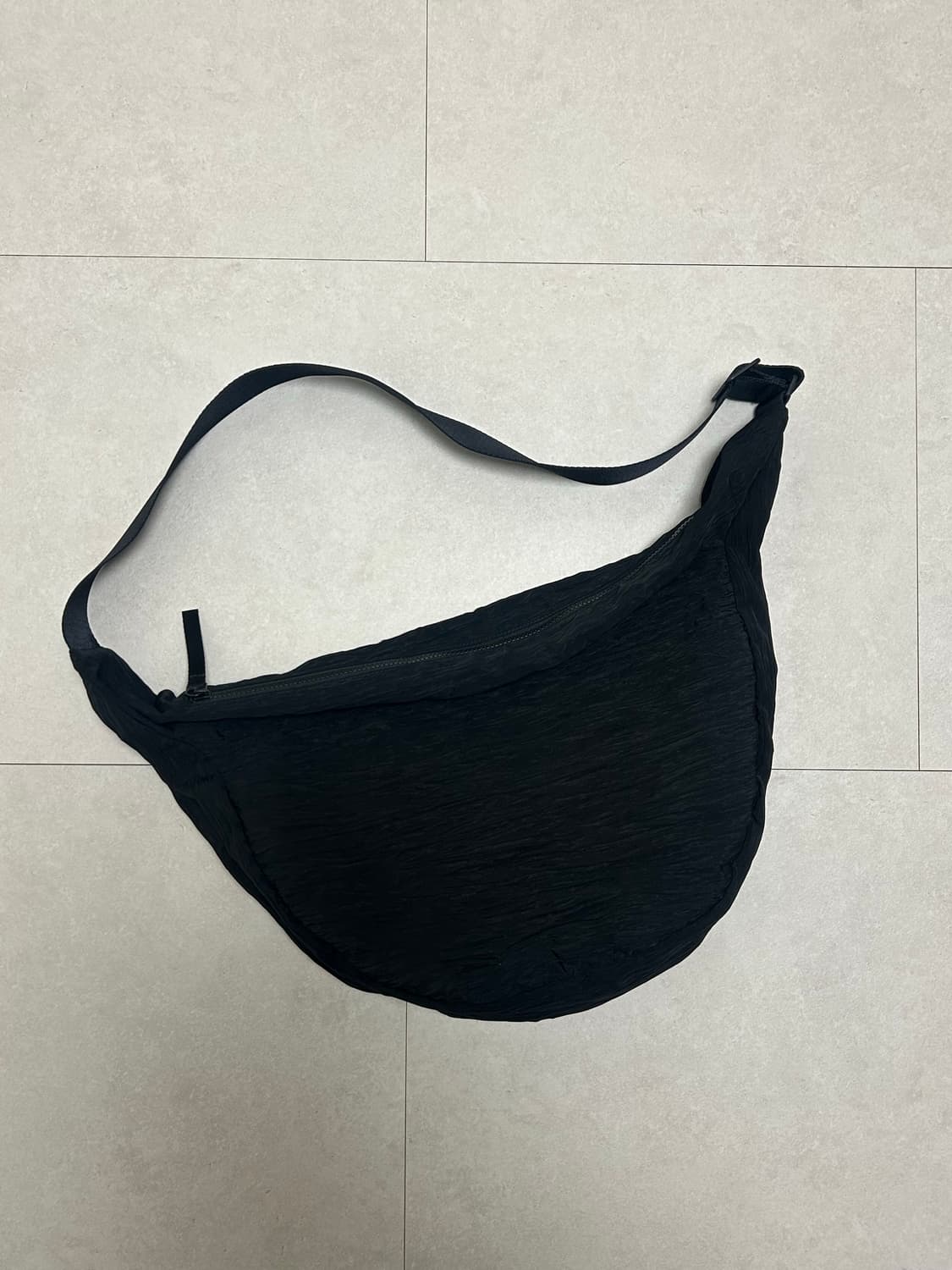 COS 코스 스모크드 크로스바디백 블랙 상품이미지5