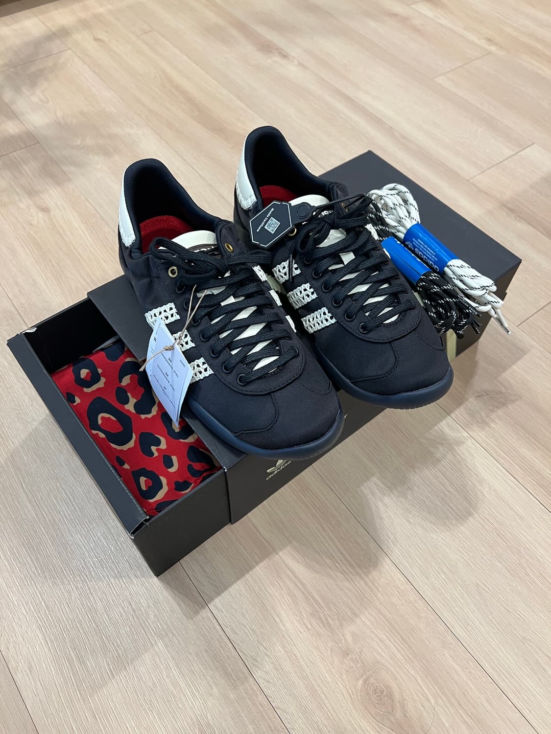 [250] 아디다스 x 웨일스 보너 카린타 사틴 코어 블랙 다크 브라운 상품이미지3