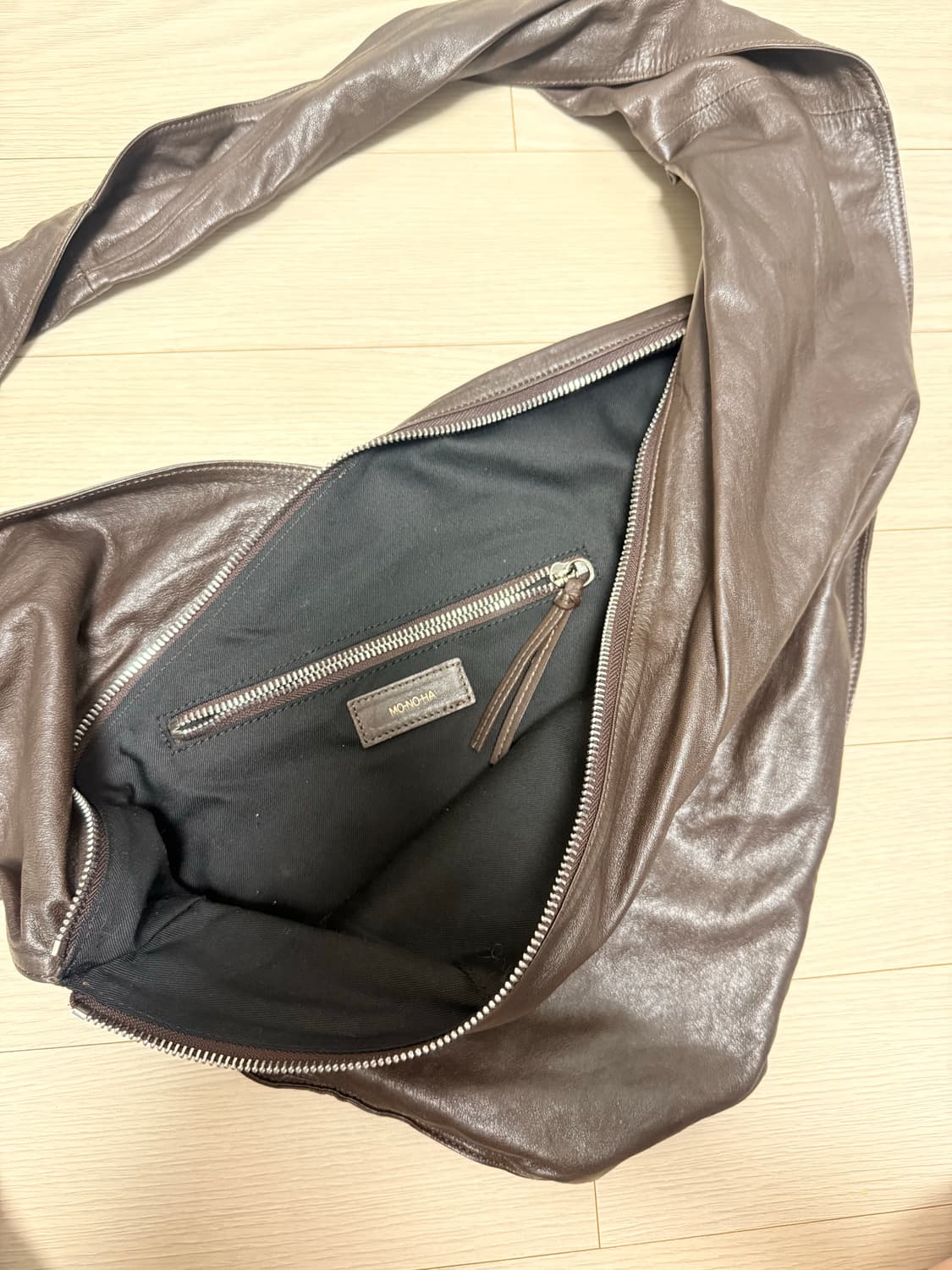 모노하 트위스트 레더 숄더백(Exclusive ) 상품이미지5