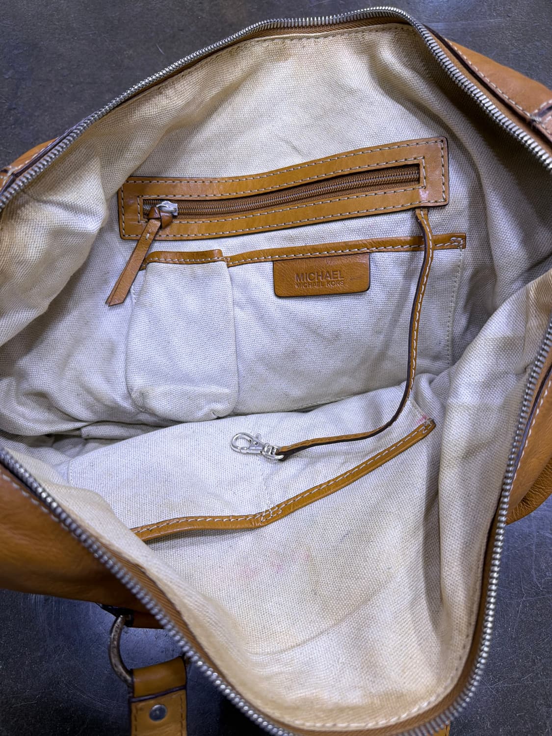 마이클코어스 아스터 스터드 카멜 레더 토트백 👜 상품이미지8