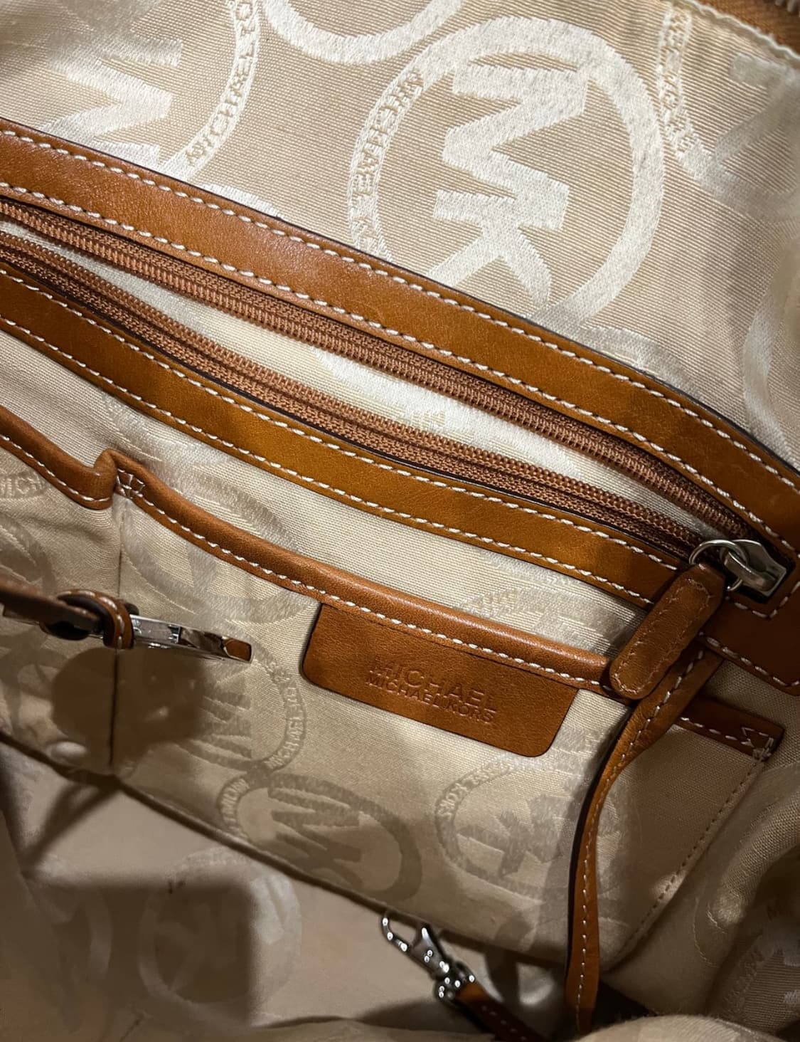 마이클코어스 소가죽 레더백 상품이미지5