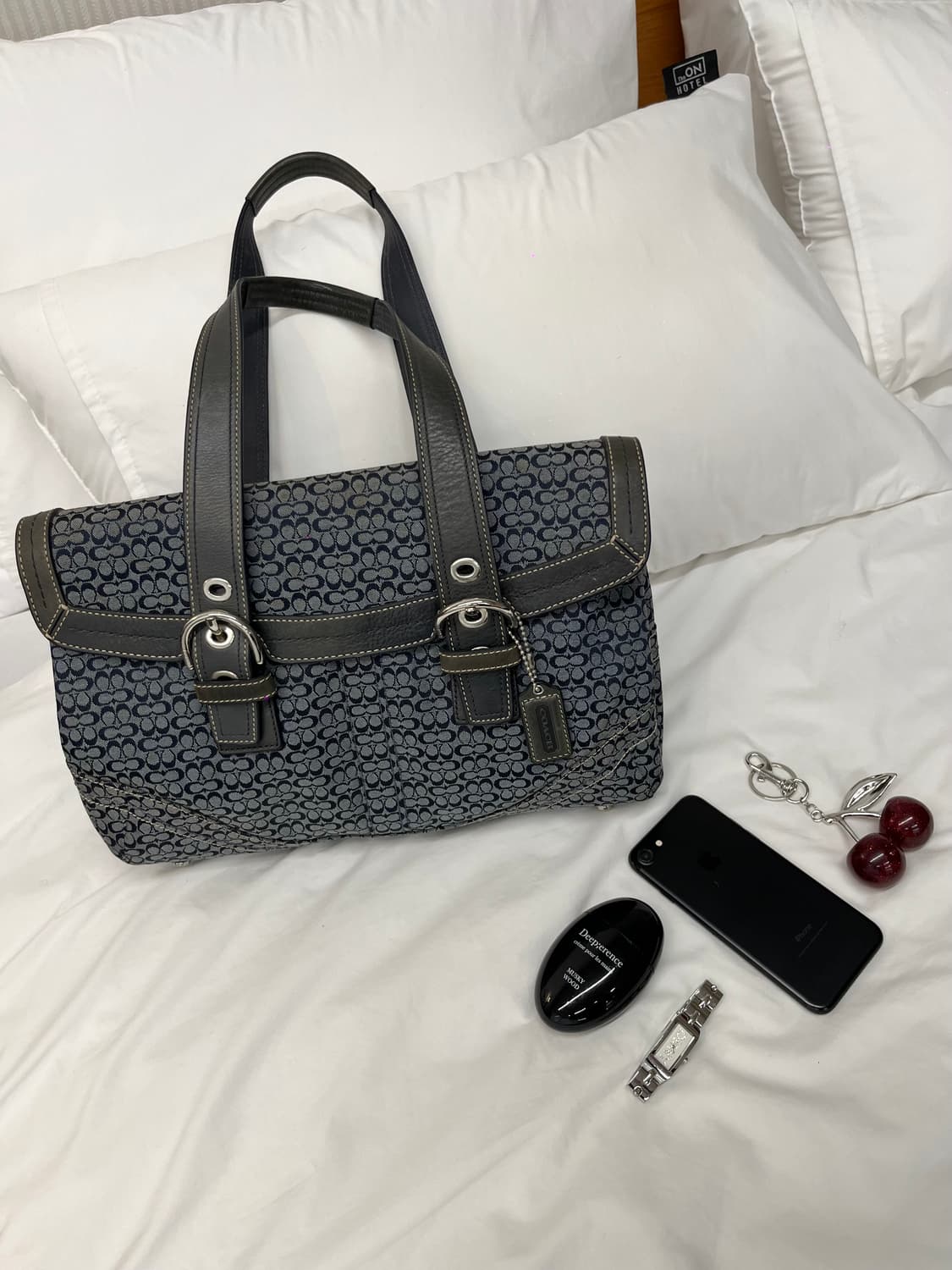 Coach Gray & Navy Shoulder Bag 상품이미지1