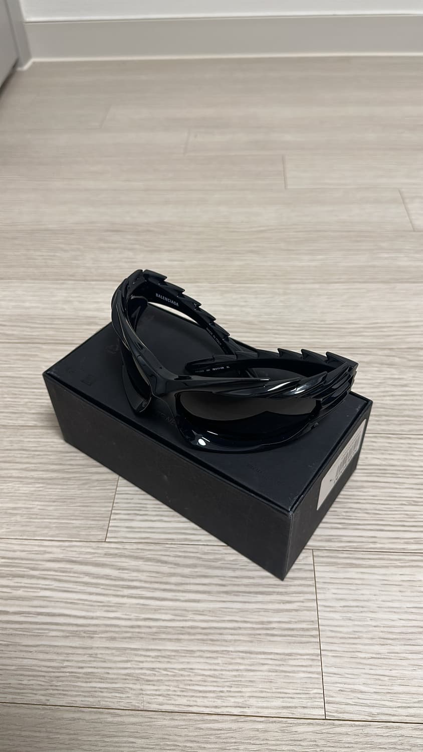 발렌시아가 렉탱글 스파이크 선글라스 상품이미지1