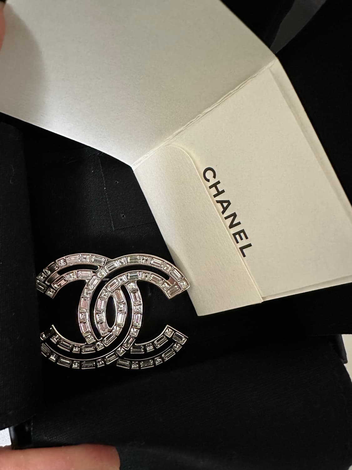 22년도 샤넬 크리스탈 cc로고 브로치 상품이미지5