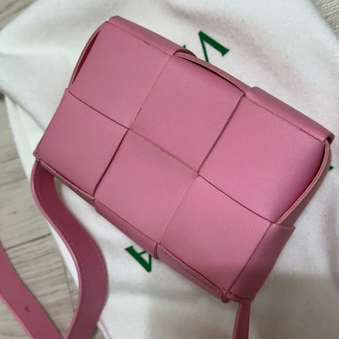 보테가베네타 미니 카세트백 캔디핑크 상품이미지4