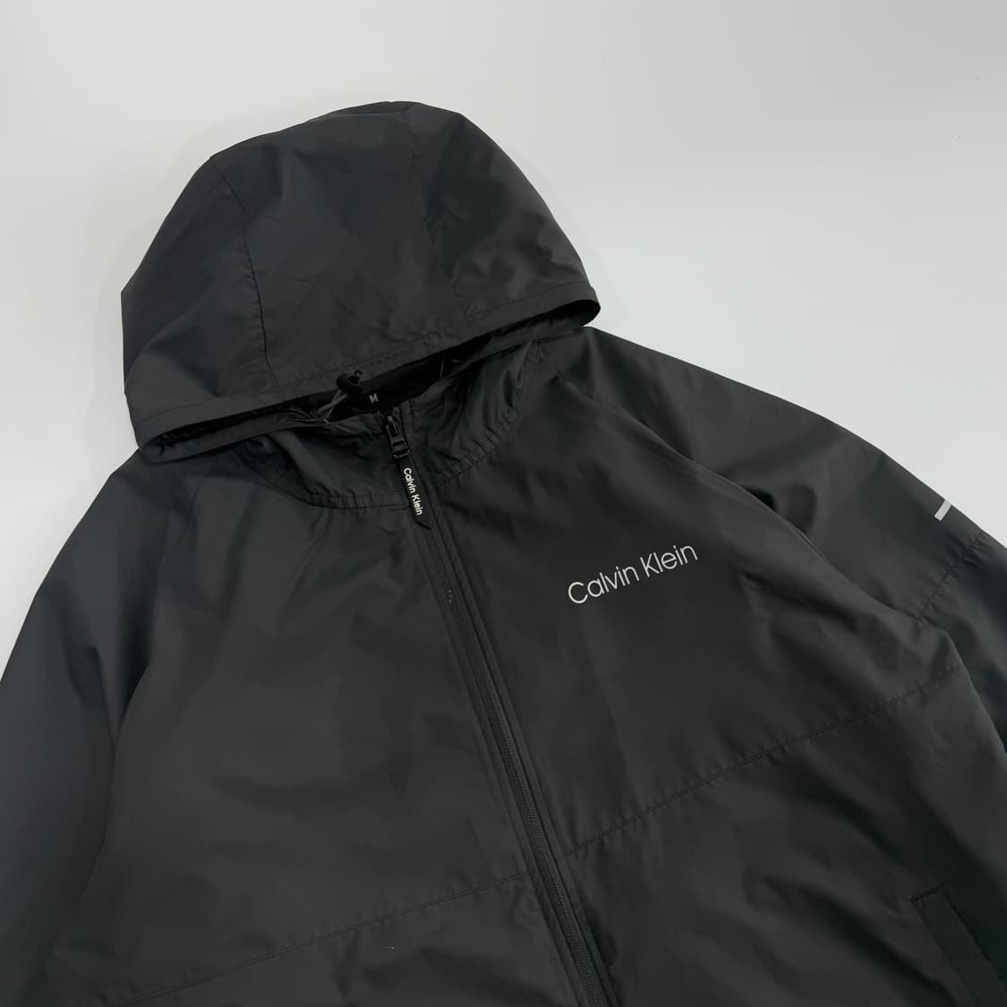Calvin klein 켈빈클라인 백 로고 차콜 바람막이 상품이미지4