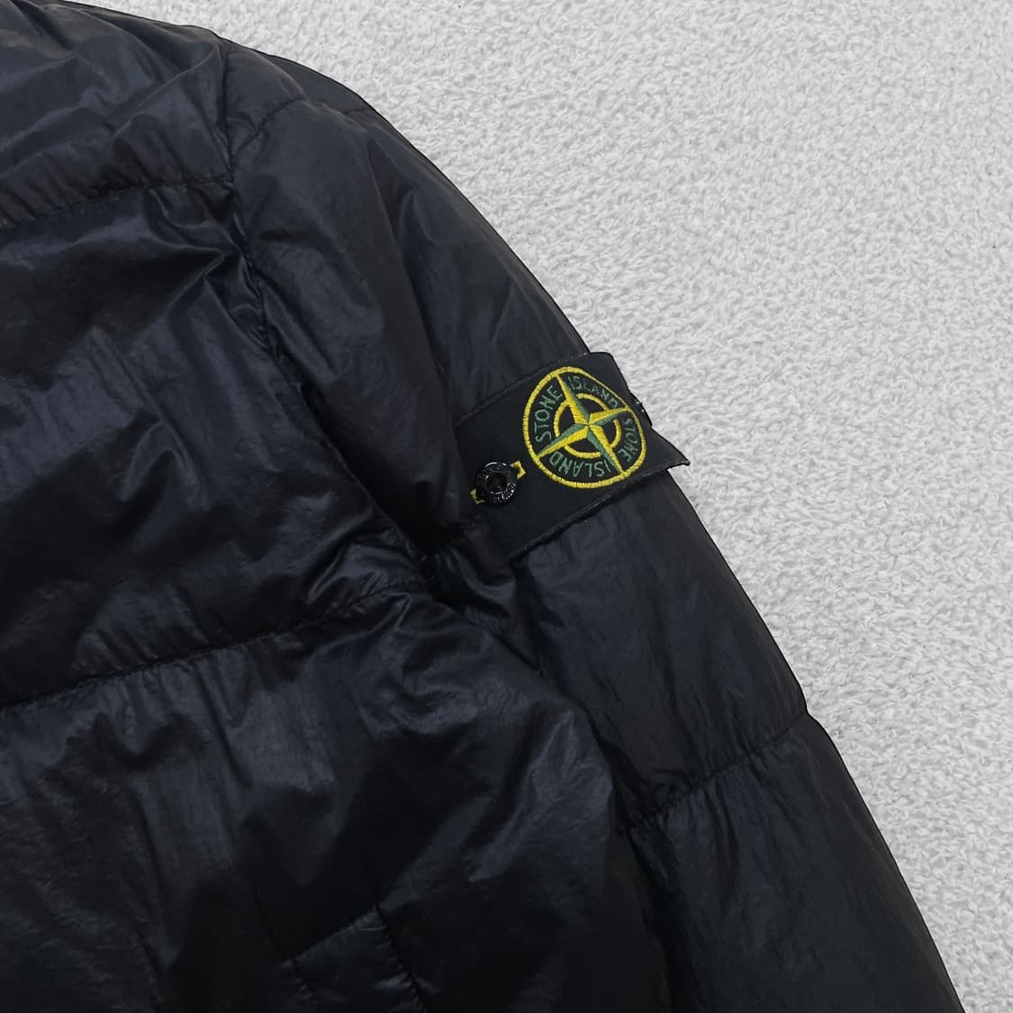 스톤아일랜드 가먼트다이드 와펜 패치 다운 패딩 블랙 상품이미지2