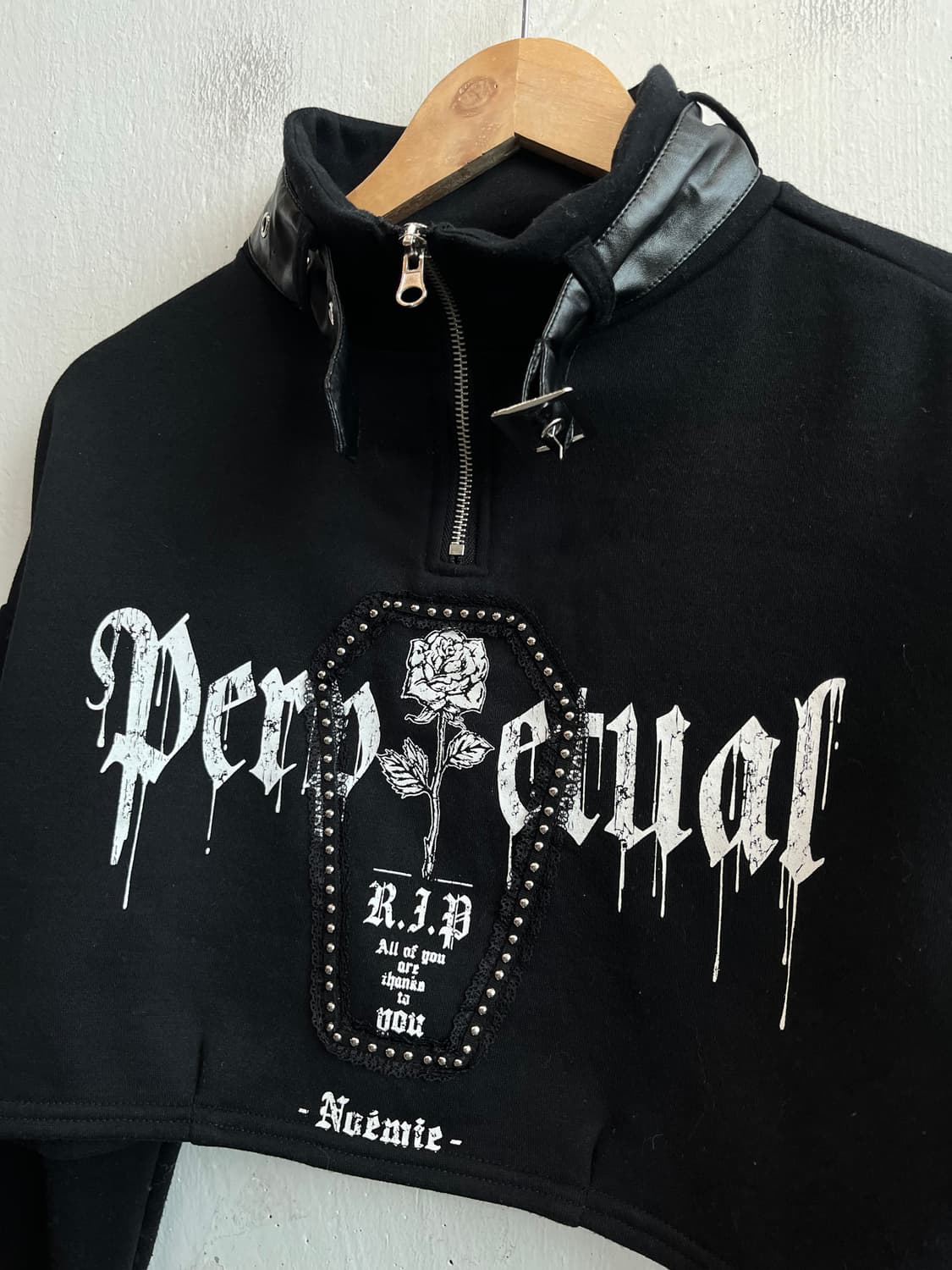 NOEMIE 노에미 락펑크 크롭 반집업 맨투맨 상품이미지2