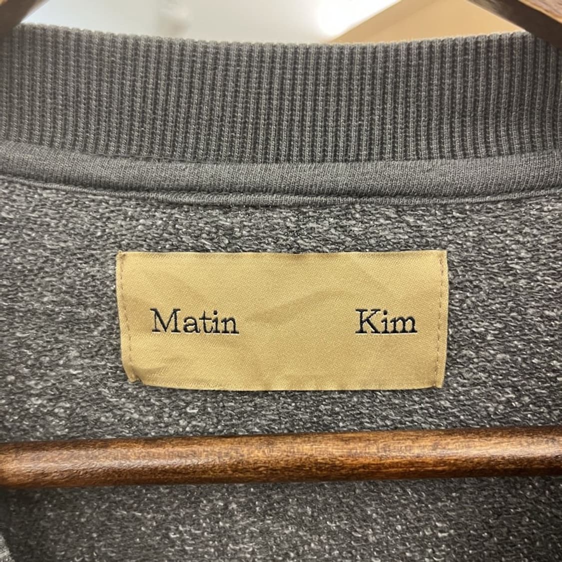 마뗑킴 그런지 데미지디테일 오버핏 스몰로고 맨투맨 F C10992 상품이미지5